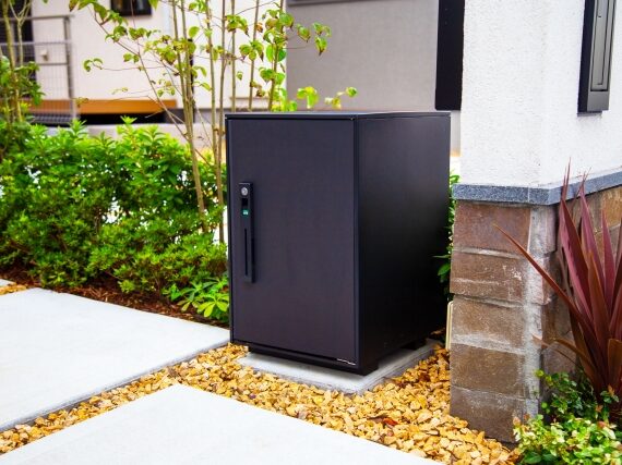 玄関先の宅配ボックスで再配達問題を解決。ルスネコボックスやPYKES PEAK、パナソニックなど人気商品をご紹介